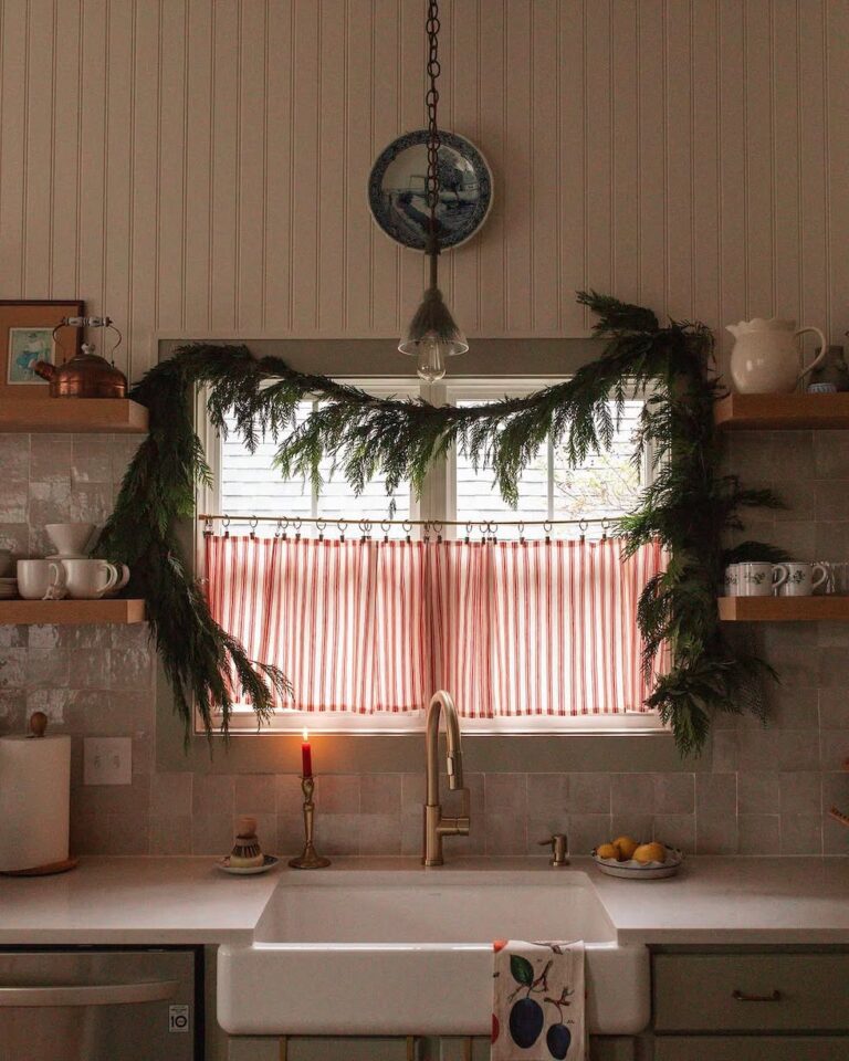 5 Cozy And Charming Christmas Houses: Sunday Picnics And Scrolls